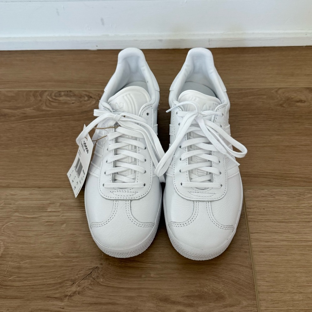 NWT Adidas Gazelle Sneakers - Cloud White / Cloud White / Gold Metallic